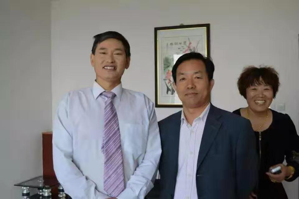 填充母料老总李三军与大衣哥合影