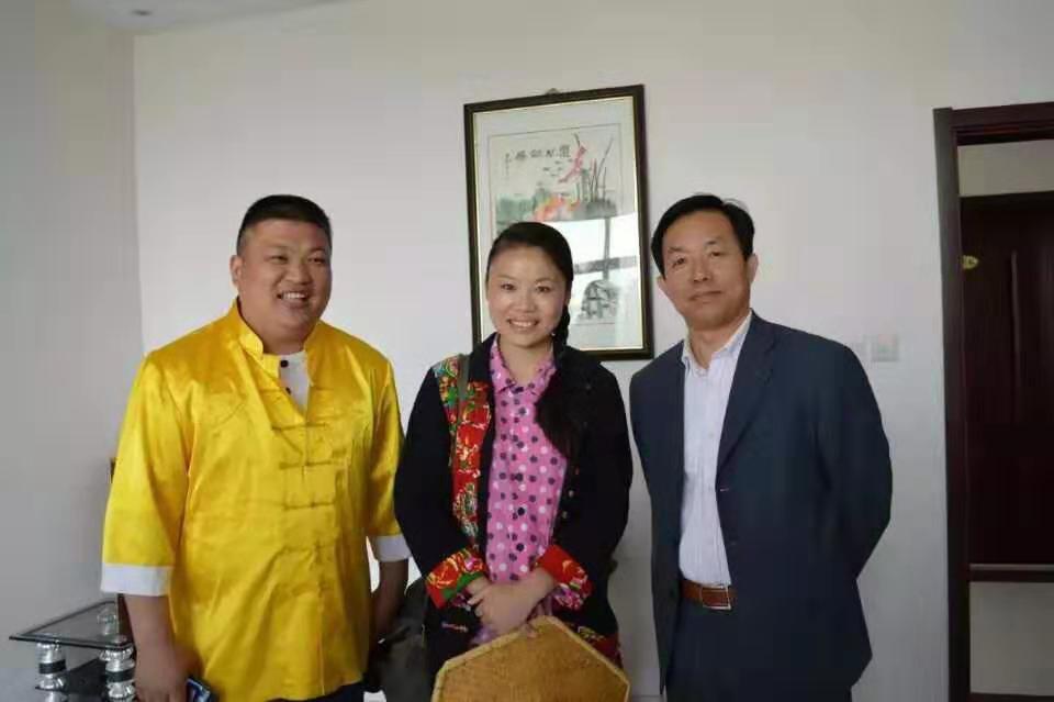 填充母料老总李三军与草帽姐合影