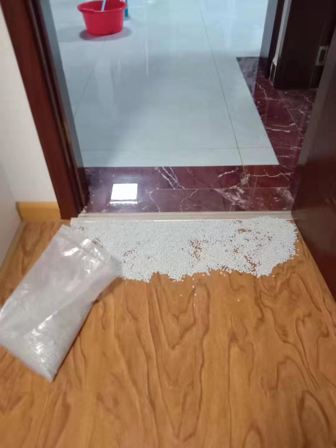 撒上塑料消泡剂